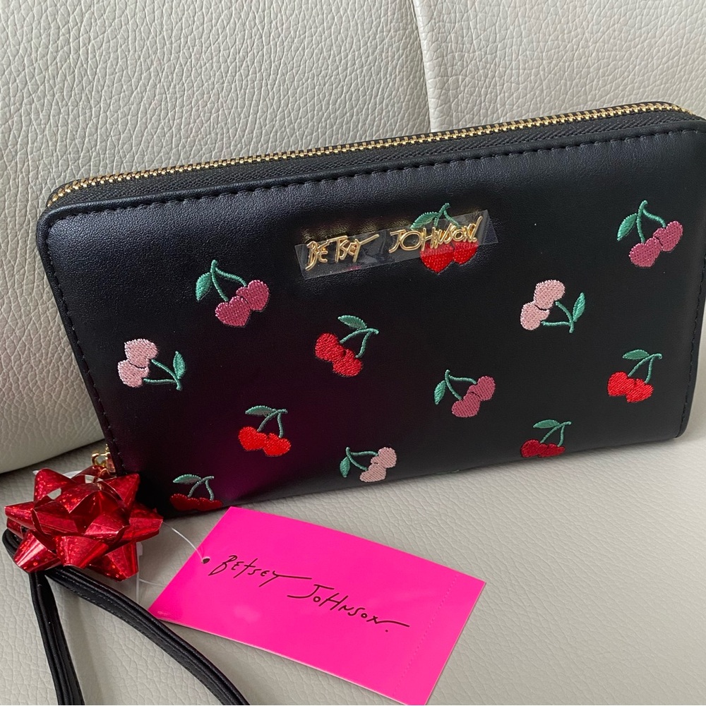 BETSEY JOHNSON 🍒XOZIP-E wallet clutch